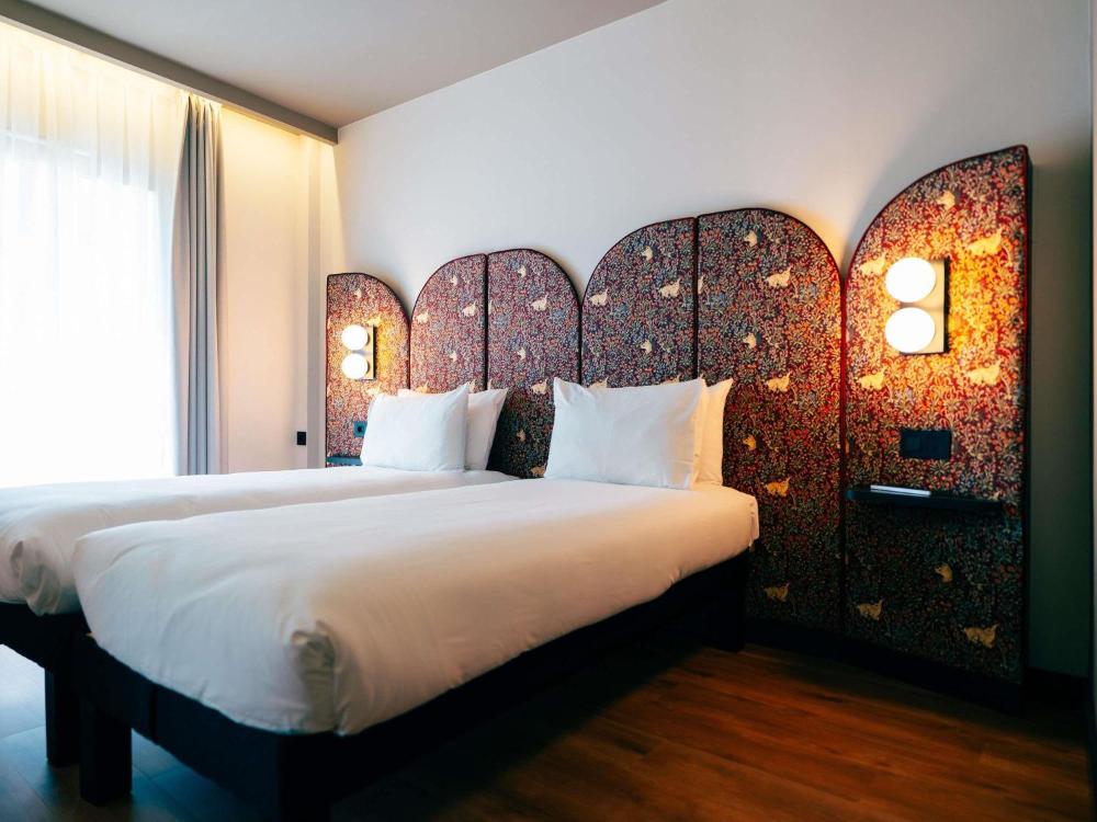 Standard room with 2 single beds interior
